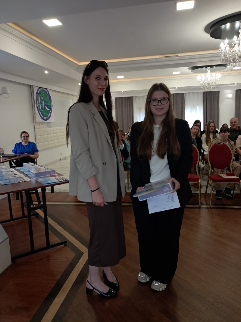 Zdjęcie przedstawia fundatora i laureata w trakcie wręczenia nagrody  