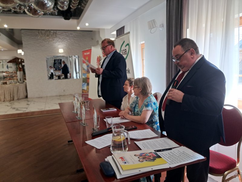 Zdjęcie przedstawia członka jury czytającego nagrodzony wiersz  