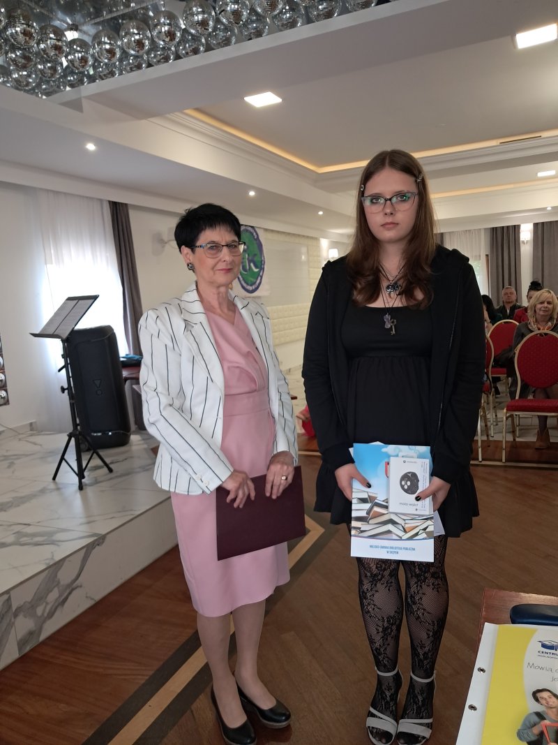 Zdjęcie przedstawia fundatora i laureata w trakcie wręczenia nagrody  