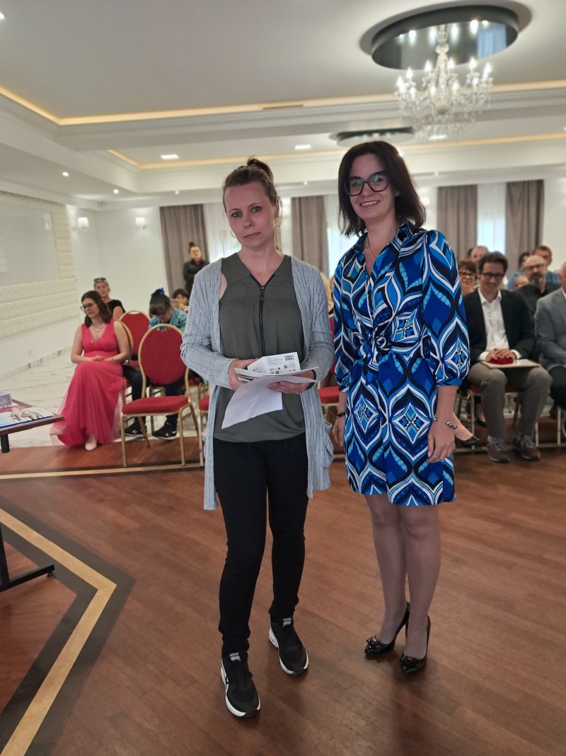 Zdjęcie przedstawia fundatora konkursu wraz z laureatem  