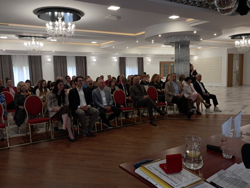 Zdjęcie przedstawia widok ogólny na uczestników gali konkursowej siedzących na krzesłach  