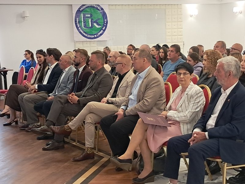 Zdjęcie przedstawia widok ogólny na uczestników gali konkursowej siedzących na krzesłach.  