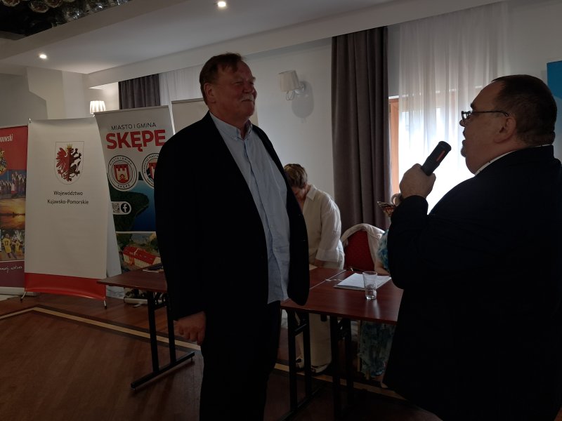 Zdjęcie przedstawia dyrektora biblioteki wręczającego podziękowanie członkowi Jury  