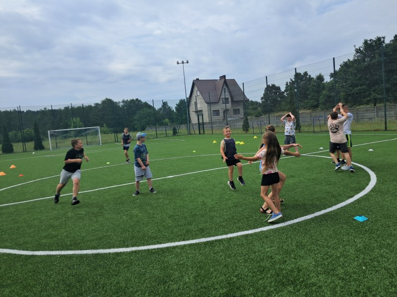 Zdjęcie przedstawia uczestników zajęć sportowych na Orliku w Skępem w trakcie zajęć  