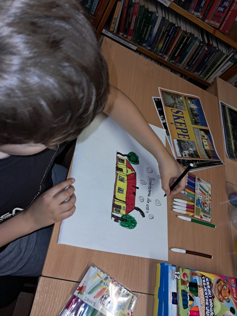 Zdjęcie przestawia pracę plastyczną przedstawiającą projekt widokówki ze Skępego wykonana przez uczestnika zajęć plastycznych w bibliotece w Skępem  