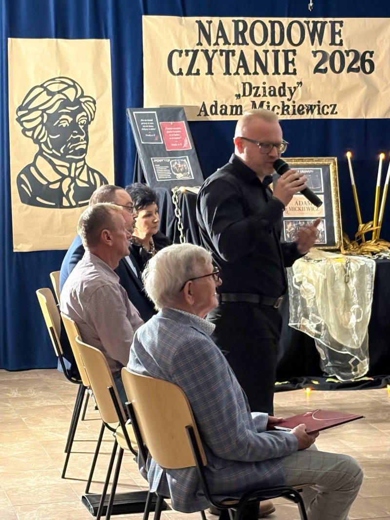 Zastępca Burmistrza Miasta i Gminy Skępe przez mikrofon wita przybyłych na inscenizację „Dziadów”  