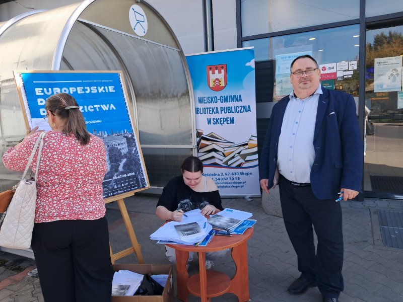 Widok ogólny na mieszkańców rozwiązujących quiz przed centrum handlowym   