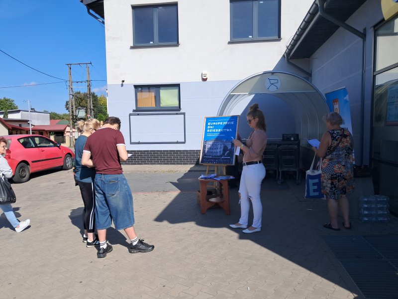 Widok ogólny na mieszkańców rozwiązujących quiz przed centrum handlowym   